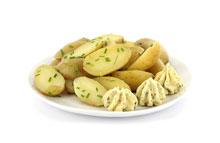 Mini aardappelen in de schil met lookboter