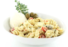 Pastasalade met olijven en tomaat