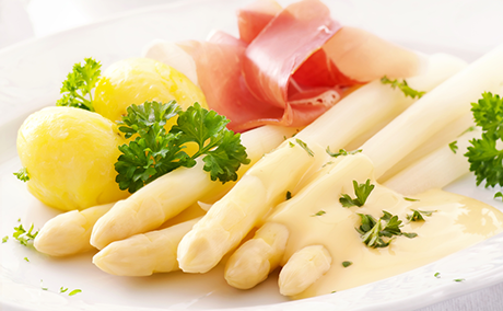 Asperges met zalm en hollandaisesaus1