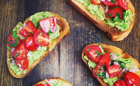 Guacamole op toastje van ciabata en tomaat