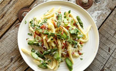 Pasta met asperges en pancetta